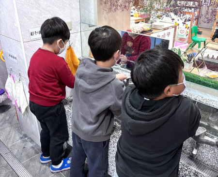 開學後腸病毒將進入流行期,衛生局已完成洗手設備及衛教成效輔導查核,7間國小、5間幼兒園、5間托嬰中心皆查核通過。(圖:連江縣衛生局)