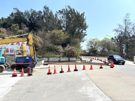 中興嶺廣場往介壽路口管線工程已回填,現已進入養護期,佔用介壽往馬港方向單邊道路,提醒從仁愛出村駕駛人務必減速慢行。(圖/文:曹重偉)