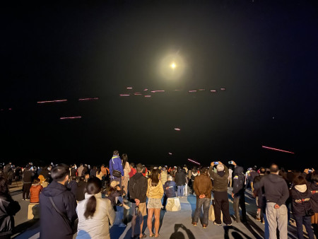　北硬超馬選手之夜21日晚間盛大登場，火砲射擊吸引大批跑者觀賞。（圖／文：陳鵬雄）