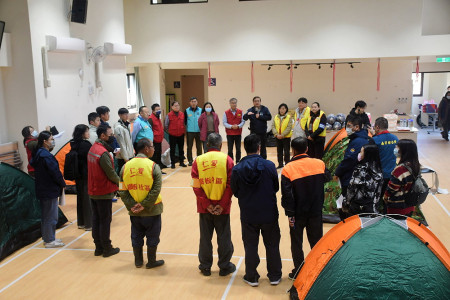 　南竿鄉防災協作中心21日正式啟動，上午同步舉辦避難收容處所開設演練，由消防局、衛生局等單位代表共同進行驗證評核工作。（圖／文：曹重偉）