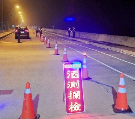 縣警局18日夜間執行路檢取締酒駕勤務時,查獲1名重型機車騎士酒後駕車,後依法移送連江地檢署偵辦。(圖:連江縣警察局)