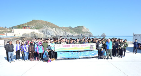 　馬祖國家風景區管理處攜手東引鄉公所、東引指揮部、連江縣港務處、東湧社區發展協會及地方鄉親百餘人在「東堤」淨灘，共同為環境保護盡心力。 （圖／文︰陳其敏）