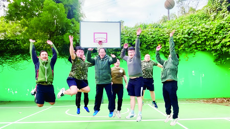 　參賽官兵全力爭搶籃板球。