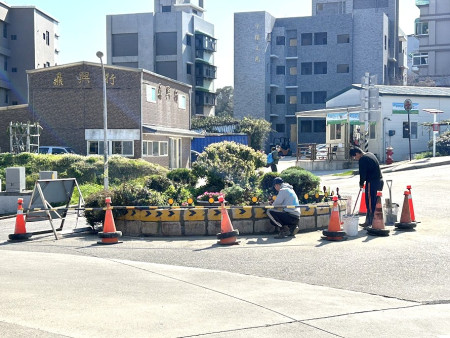 馬祖酒廠前方圓環日前發生毀損,據縣警局探訪,該事故由一輛小型客車因操作不慎撞擊圓環所致,事發後駕駛人涉嫌肇事逃逸。(圖:縣警局)