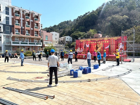 馬祖北極玄天宮宗教發展協會將於31日舉辦玄天上帝聖誕萬壽慶祝活動,昨天開始進行表演舞台搭建及食福饗宴帳篷架設。(圖/文:曹重偉)