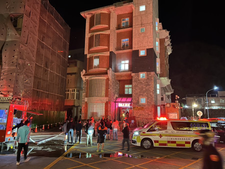 南竿介壽老人活動中心24日晚間驚傳火警,消防隊員及義消趕往灌救,迅速控制火勢,初步研判為電線走火導致。(圖/文:曹重偉)