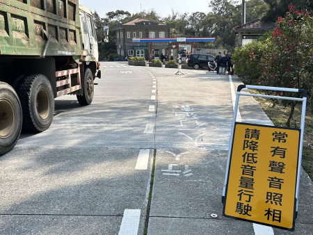 連江縣環資局加強主要道路不定期聲音照相,超出規範即拍照開罰,並與警察局、監理站合作不定時執行聯合路邊攔查及改裝車巡查。(圖/文:曹重偉)