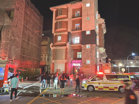 南竿介壽老人活動中心24日晚間驚傳火警,消防隊員及義消趕往灌救,迅速控制火勢,初步研判為電線走火導致。(圖/文:曹重偉)