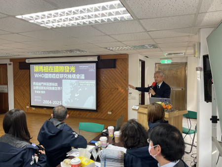 　縣長王忠銘代表鄉親致贈台大李宜家醫師金質榮譽縣民證。（圖／文：陳鵬雄）