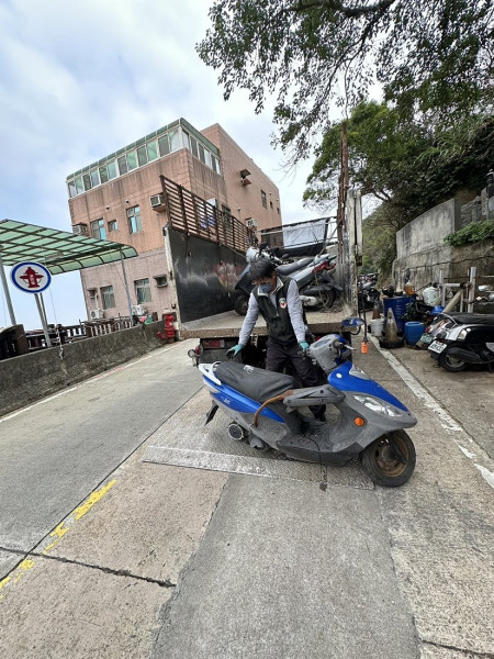 　馬祖各島每年淘汰廢棄車輛不少，棄置不僅佔據空間、破壞景觀，也導致污染，環資局近年積極執行廢棄車輛查報作業。（圖：環資局）