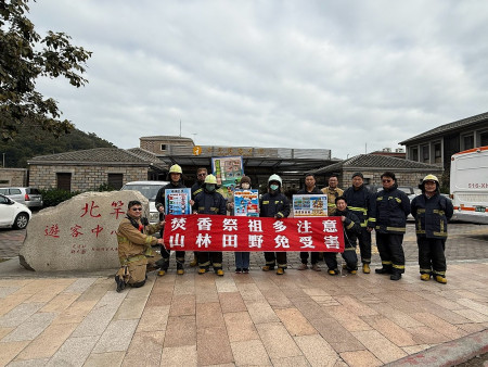 北竿義消大隊及消防分隊巡迴各村實施清明防火宣導及防災演練。(圖:北竿消防分隊)