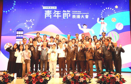 　今年度青年節表揚大會提前在介壽國中小禮堂舉辦，由縣長王忠銘等來賓分別表揚今年度獲選代表，期許青年朋友要掌握觀念及態度。（圖／文：曹重偉）