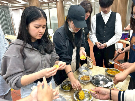 促進國際合作交流,馬祖高中26日與海大、新加坡共和理工學院師生展開教學活動,課程安排雙方體驗各自的文化特色。(圖:馬祖高中)
