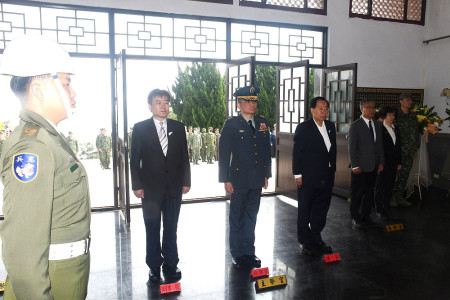 　春季國軍陣（公）亡將士祭典27日在珠螺軍人紀念園區舉行，指揮官劉慎謨主祭，議長張永江、副縣長陳冠人等與祭，氣氛莊嚴肅穆。（圖／文：曹重偉）
