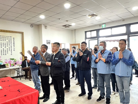 南竿鄉公所27日舉行清明普渡法會,鄉長林志東、代表會主席林紹馨率全體同仁參香祭拜。(圖/文:馮紹夫)