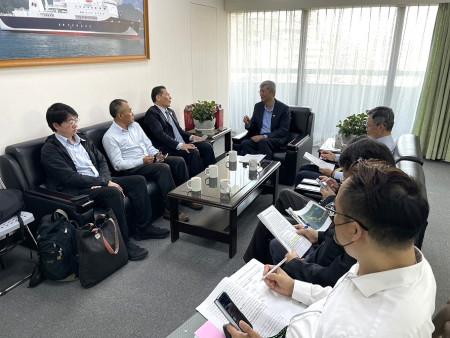 縣長王忠銘率交通旅遊局長陳如嵐與工務處長劉尚儒拜訪航港局長葉協隆,爭取港埠建設與交通運輸政策支持。(圖:縣府)