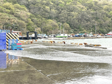 　東北季風助威，白沙南北碼頭出現大潮越浪情況。（圖／文：陳鵬雄）