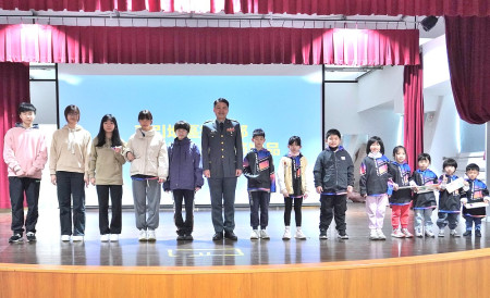 　歡慶青年節、兒童節來到，東引指揮部指揮官馮少毅贈送東引國中小暨附幼文具禮品，傳達對師生的祝福和敬意。（圖︰東引國中小）