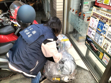 環資局將不定時對四鄉五島垃圾車清運路線,沿線進行隨機垃圾破袋稽查,優先查黑色或不透明垃圾袋,敬請鄉親積極做好垃圾分類。(圖:環資局)