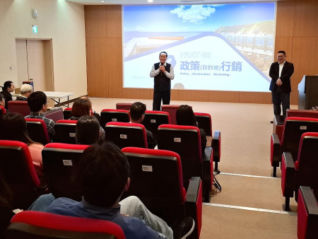 縣府邀請前交通部觀光局副局長劉喜臨為縣府團隊指導縣政推廣及媒體行銷。(圖:縣府)