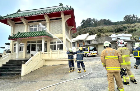 　東引消防分隊因應清明節辦理消防救災演練，並呼籲民眾清明掃墓慎防引發林野火災。（圖︰東引消防隊）