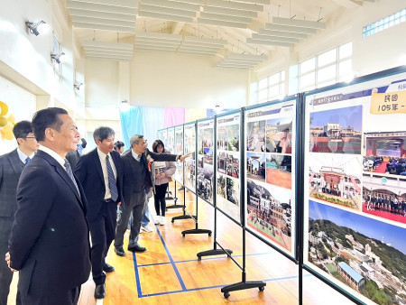 介壽國中小迎接建校50週年校慶,昨天舉辦盛大慶祝大會,地區各界送上祝福。(圖/文:馮紹夫)