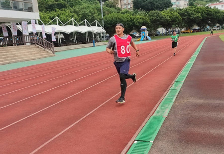 　參賽選手毫不保留全力衝刺。