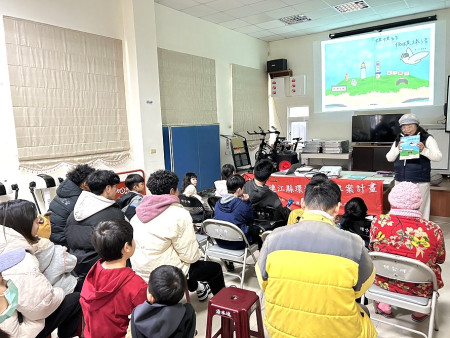 風雨無阻,連江縣環資局「轉角蚤到愛」環保市集及環境教育繪本展演清水登場,推動循環經濟與環境教育。(圖/文:曹重偉)