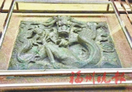 石雕「五爪掌珠正翩龍」。