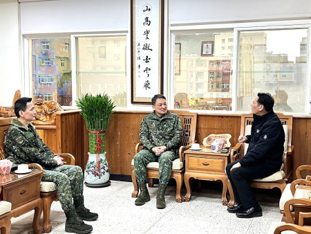 新任政戰主任張景泰(左一)在指揮官劉慎謨陪同下拜會縣長王忠銘,就軍民合作交換意見。(圖/文:馮紹夫)