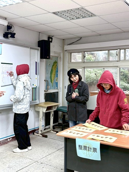 　東莒國小在兒童節前夕比照正式選舉程序，讓孩子們競選模範兒童。（圖／文：蔡夢玲）