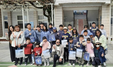 莒光鄉民代表會致贈敬恆國中小學生好吃的尼克船長米米花,祝賀青年節及兒童節快樂。(圖/文:宋幸儒)