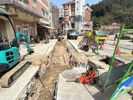 　介壽獅子市場環境品質提升工程目前重心位於市場入口及周邊道路，進行地坪與下水道管線鋪設，路面大幅開挖，過往駕駛注意。（圖／文：曹重偉）
