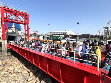 清明連假旅客湧入,交旅局規劃雙船疏運,總計搭載1105人抵馬旅遊或返鄉,交旅局長陳如嵐、港務處長黃騰毅到場關心疏運狀況。(圖/文:曹重偉)