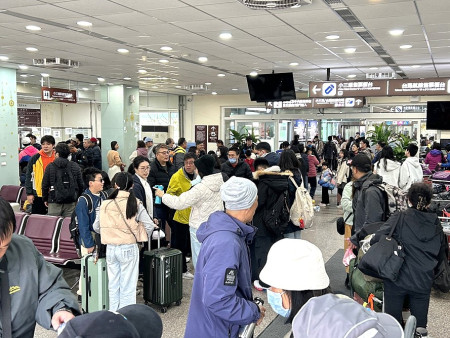 清明連假小三通熱潮,馬祖鄉親踴躍赴陸旅遊,航運業者加班船,不少民眾攜家帶眷前往排候補,旅運大樓通關口外擠得水洩不通。(圖/文:曹重偉)