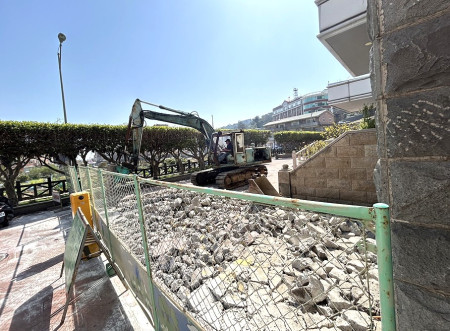 　連江縣府大樓前道路整建施工，4月3日至5月4日期間暫停通行，洽公民眾進出請由縣府左側機車通道，造成不便，敬請見諒。（圖／文：曹重偉）
