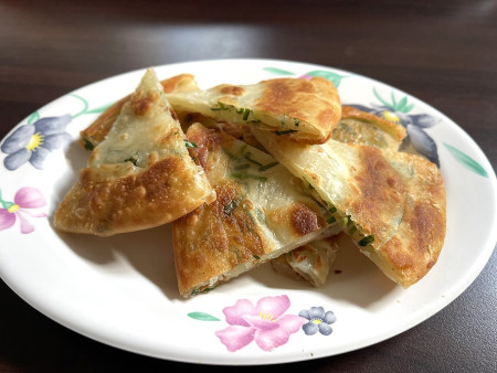 抓住野蔥(學名小根蒜)季的尾聲,鄉親掃墓順便尋找蔥跡製作蔥油餅,有意想不到的收穫。(圖/文:宋幸儒)