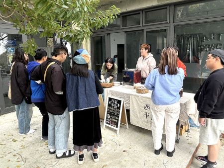 　兒童節午後，南竿53據點化身為一座溫暖小巧的「洄藝市集」，吸引遊客與鄉親一起度過愜意的下午。（圖／文：曹重偉）