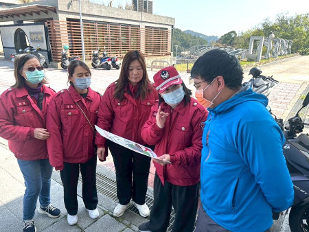 強化清明期間防火意識,鳳凰志工大隊前往成功山公墓進行宣導,逐一走訪掃墓民眾與家屬,講解「四不一要」的掃墓用火原則。(圖:鳳凰志工大隊)