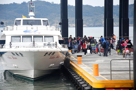 　連假第三天，臺馬海運湧入減少，出境增加，島際交通仍熱絡，南北竿海上航線載客再創今年新高，小三通碼頭也出現提前返馬人潮。（圖／文：曹重偉）