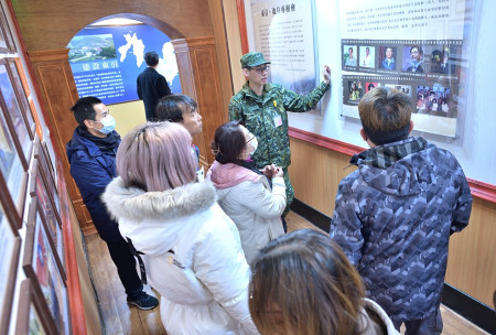 　東引反共救國軍歷史文物館「他們也曾在東引」，回望介紹曾有哪些名人在東引當兵，一起走過有笑有淚的前線歲月。（圖／文︰陳其敏）