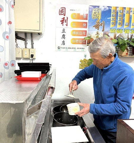 天氣轉涼,人氣店家國利豆花也受影響,買氣明顯下滑。(圖/文:蔡夢玲)