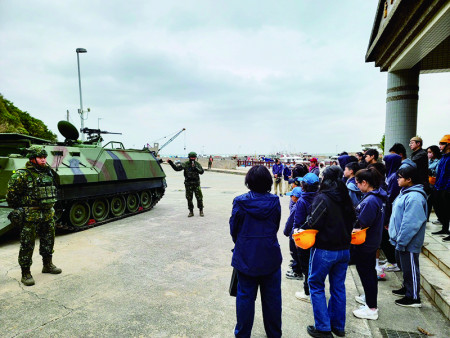 官兵解說甲車性能及特性。