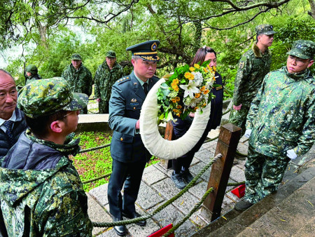 大隊長代表獻花。