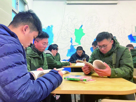 官兵認真閱讀書籍。