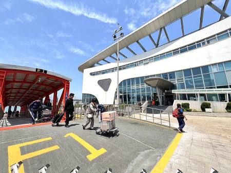 清明假期結束,馬祖迎來久違觀光人潮。6日收假海空運輸順暢,共1701人返台。(圖/文:馮紹夫)