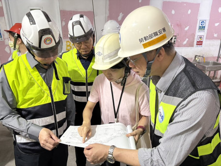 督促建地落實安全管理、防止職業災害發生,民社處配合勞動部職業安全衛生署聯檢各建築工地,防範墜落、火災及倒崩塌等災害。(圖:民社處)