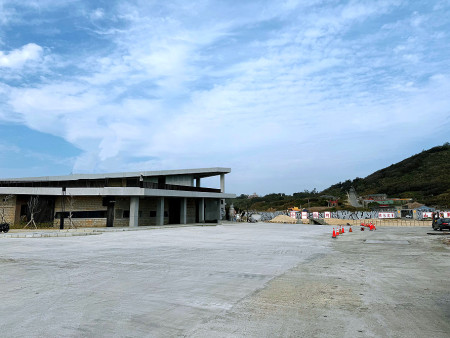 猛澳碼頭二期工程中的堤面墊高工程已全面完成,東莒猛澳港務大樓將於4月15日試營運,5月7日正式啟用。(圖/文:蔡夢玲)