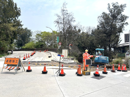 國軍九五二營站下水道工程目前施工區域為聯外道路至中央大道銜接處,已完成道路開挖、埋管及準備回填,駕駛人務必減速慢行。(圖/文:曹重偉)