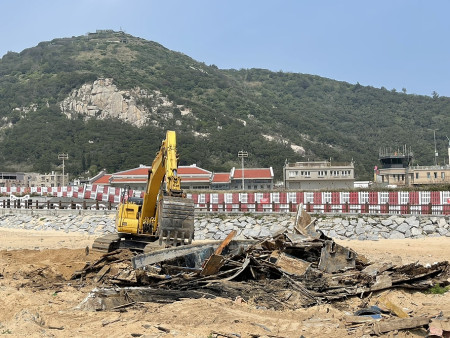 塘岐馬鼻灣無牌漁船公告移除期滿,9日機具進場拆除。(圖/文:陳鵬雄)